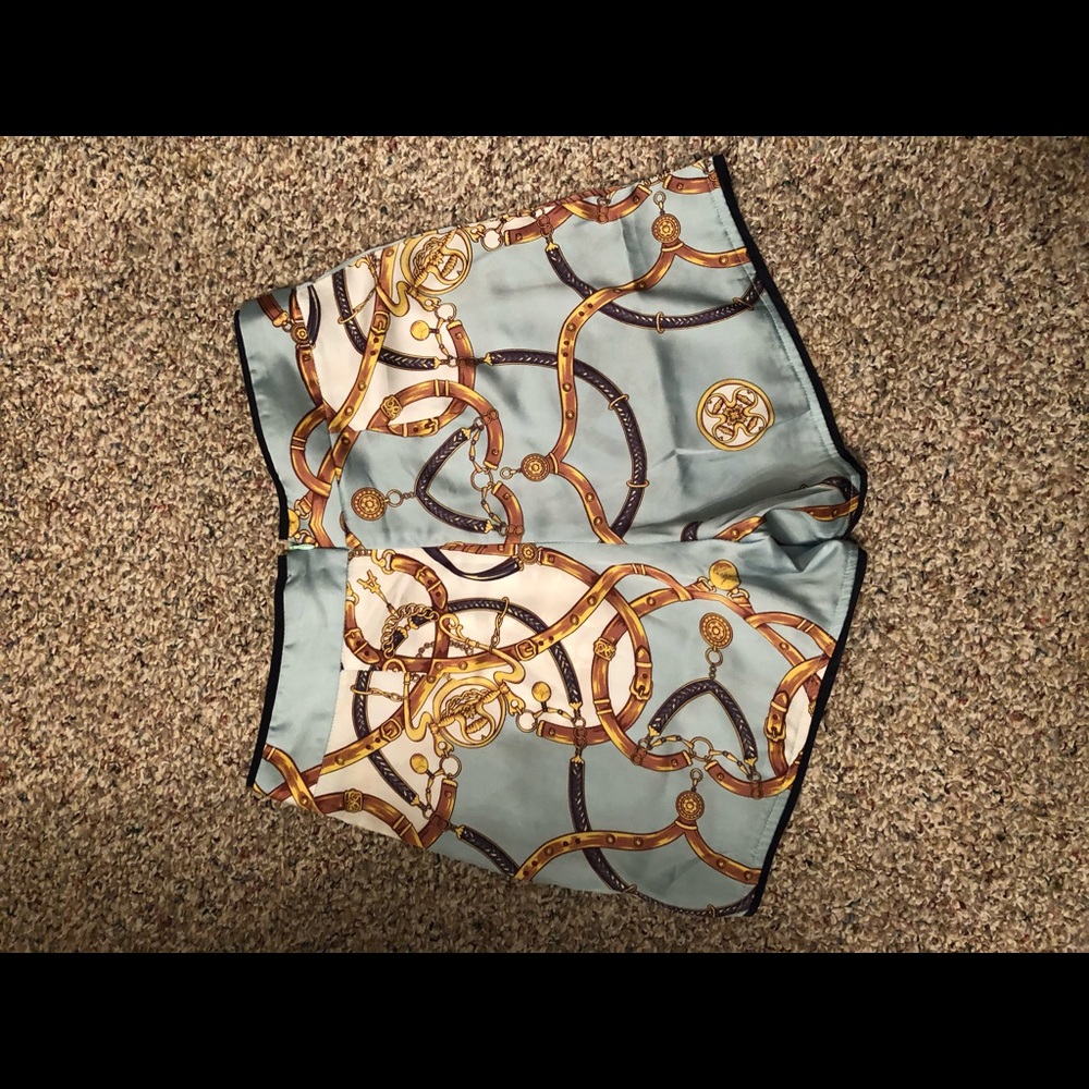 Elegant Chain Print High Waist Shorts - Picture 2 of 4